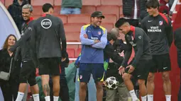 Setelah bermain imbang 1-1 pada leg pertama, pertandingan ini menjadi pertaruhan bagi El Cholo, julukan untuk Diego Simeone, membawa timnya melangkah ke final Liga Champions ketiga mereka. Tampak dalam foto, pelatih Atletico Madrid asal Argentina, Diego Simeone (tengah), memantau timnya saat sesi latihan resmi jelang leg kedua semifinal Liga Champions 2025/2026 melawan Arsenal di lapangan Emirates Stadium, London, Inggris, pada Senin 4 Mei 2026. (Glyn KIRK/AFP)