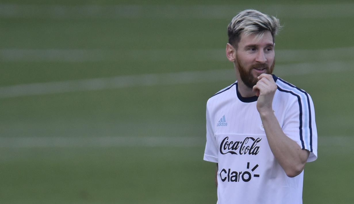 Bintang timnas Argentina, Lionel Messi tengah menikmati sesi latihan bersama rekan-rekannya sebelum laga kualifikasi Piala Dunia 2018 melawan Brasil di Atletico MG Training Center, Vespasiano, Minas Gerais, Brasil, (8/11/2016). (AFP/Douglas Magno)