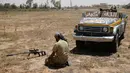 Pasukan tentara Libya melaksanakan salat disela-sela pertempuran sengit melawan militan ISIS untuk merebut kembali kota Sirte, Libya, (21/7). Dengan kondisi seadanya, mereka tak meninggalkan rukun Islam kedua itu. (REUTERS/Ismail Zitouni)