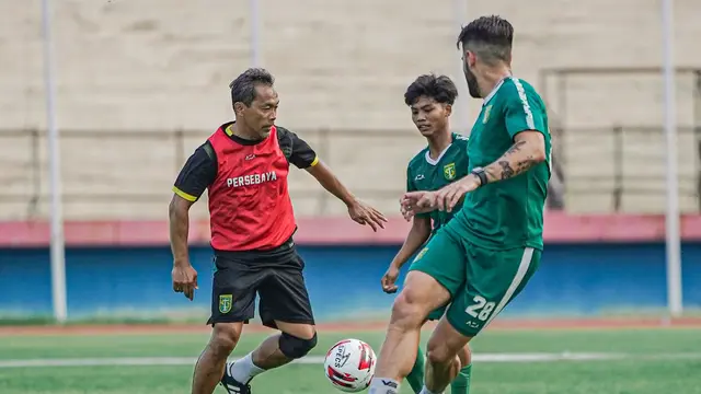 Diperpanjang Kontrak, Ini 5 Aksi Pelatih Aji Santoso saat Latihan Bareng Persebaya
