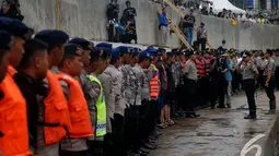 Kapolda Metro Jaya Irjen Pol. Drs. Unggung Cahyono akan mengerahkan 3.810 personel di lapangan untuk siaga banjir di saat musim hujan tiba, Kampung Pulo, Jakarta, Selasa (13/1/2015). (Liputan6.com/Johan Tallo)