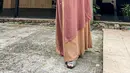 Padu padan tunik asimetris warna pink, rok warna karamel, serta hijab warna peach yang dikenakan Nathalie Holscher ini jadi perpaduan warna yang chic. (Instagram/nathalieholscher).