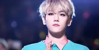 Baekhyun EXO punya kebiasaan aneh, ia kerap makan sambil tidur. Bahkan sahabatnya mengaku jika Baekhyun makan sambil menutup mata. (Foto: Allkpop.com)