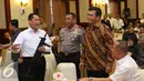 Kepala Badan Narkotika Nasional (BNN) Komjen Budi Waseso (kiri) saat mencoba senjata baru produksi Pindad usai peresmian senjata baru di Gedung Kementerian Pertahanan, Jakarta, Kamis (9/6).(Liputan6.com/Angga Yuniar)
