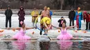 Seorang perenang musim dingin yang mengenakan kostum menyelam ke dalam danau yang sebagian membeku di Shenyang, provinsi Liaoning, China, Selasa (19/2). Mereka percaya berendam di sungai dengan suhu yang ekstrem baik untuk kesehatan. (Photo by STR / AFP)