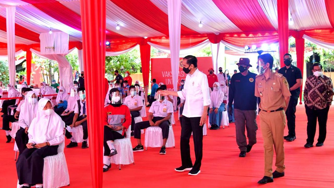 Presiden Joko Widodo atau Jokowi mengapresiasi program vaksinasi Covid-19 door to door atau dari rumah ke rumah yang dilakukan Badan Intelijen Negara (BIN).