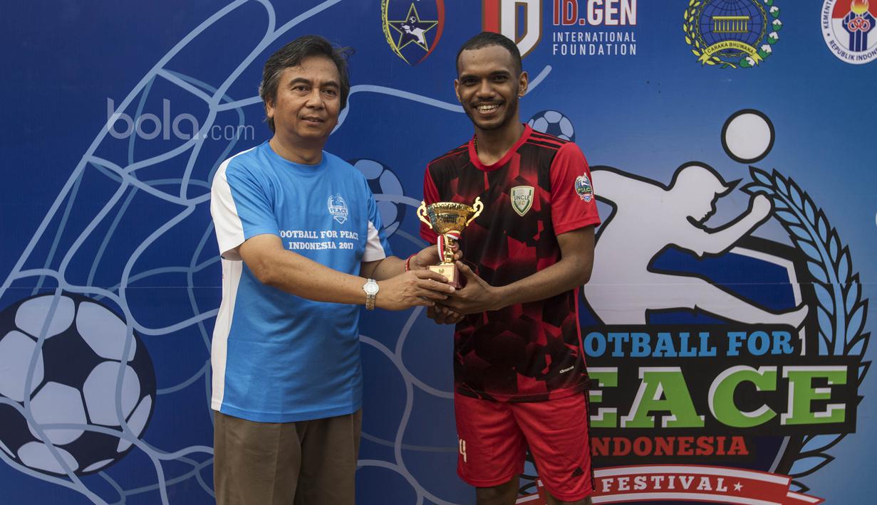 Pemain Unckle FC, Mitchel Nere, didaulaut menjadi pemain yang paling ramah sepanjang turnamen. (Bola.com/Vitalis Yogi Trisna)
