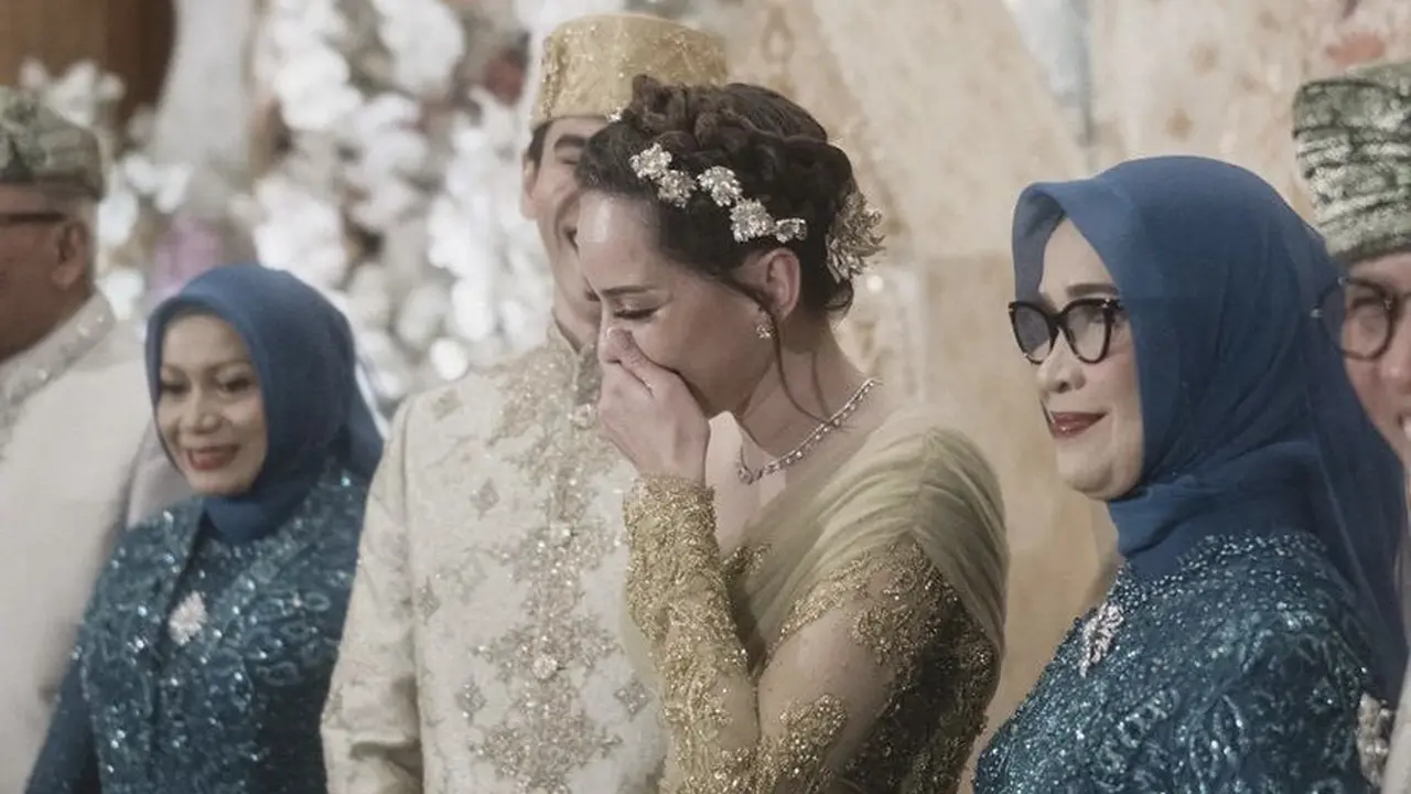 Potret Ibu, Mertua, hingga Saudara Perempuan Enzy Storia di Hari Pernikahannya