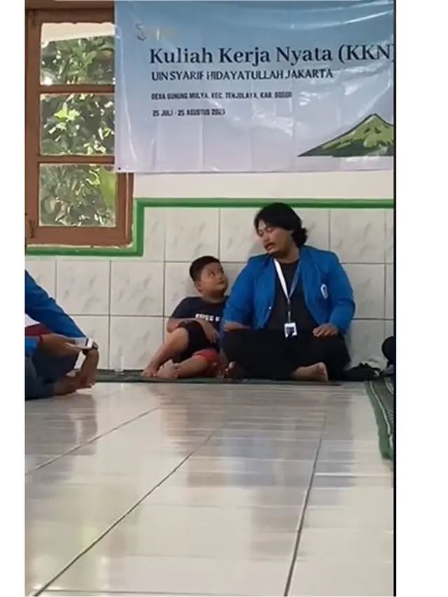 Momen Akrab Bocah dengan Mahasiswa KKN yang Baru Sehari Kenal, Lengket Banget