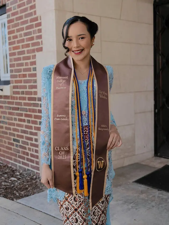 8 Potret Beby Tsabina Lulus dari Western Michigan Univeristy, Menawan dengan Kebaya