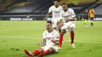 Pemain Sevilla, Lucas Ocampos, melakukan selebrasi usai mencetak gol ke gawang Wolverhampton Wanderers pada perempat final Liga Europa, Selasa (11/8/2020). Sevilla menang dengan skor 1-0. (Friedemann Vogel, Pool Photo via AP)