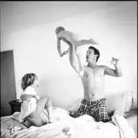 Breckin Meyer dan beberapa aktor lainnya mendapat kesempatan untuk difoto oleh tangan keren Veronica(via brightsideme)