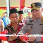 Kepala Polres Indragiri Hulu AKBP Dody Wirawijaya meresmikan pemakaian rumah layak huni untuk warga kurang mampu. (Liputan6.com/M Syukur)