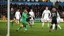 Pemain Manchester City, David Silva berhasil mencetak gol ke gawang Swansea City pada lanjutan Premier League, di Liberty Stadium, Rabu (13/12). Man City mencatatkan rekor 15 kemenangan berturut-turut usai menang dengan skor 4-0. (Nick Potts/PA via AP)