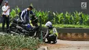 Petugas kepolisian menggembosi ban motor yang parkir di trotoar Jalan Kebon Sirih, Jakarta, Senin (17/7). Hal ini tindak lanjut maraknya pelanggaran lalu lintas di kawasan pedestrian Jalan Kebon Sirih. (Liputan6.com/Helmi Fithriansyah)