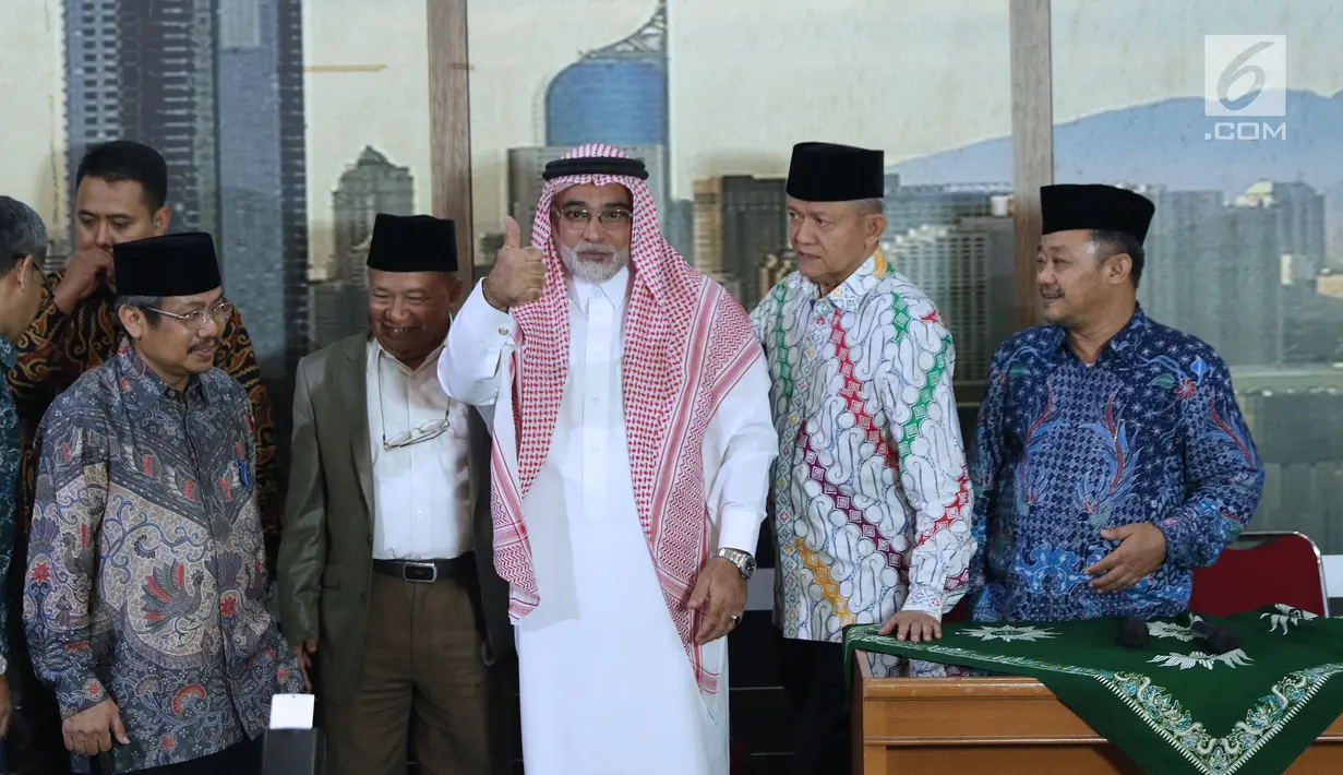 Dubes Arab Saudi untuk Indonesia, Osama bin Mohammed Al-Shuaibi (tengah) usai memberi keterangan di Kantor PP Muhammadiyah, Jakarta, Selasa (13/11). Osama memberi keterangan terkait Habib Rizieq dan jamaah haji Palestina. (Liputan6.com/Helmi Fithriansyah)