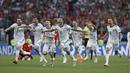 Para pemain Rusia merayakan kemenangan atas Spanyol pada laga 16 besar Piala Dunia 2018 di  Luzhniki Stadium, Moskow, Rusia, (1/7/2018). Rusia menang penalti atas Spanyol Spain 4-3.  (AP/Manu Fernandez)