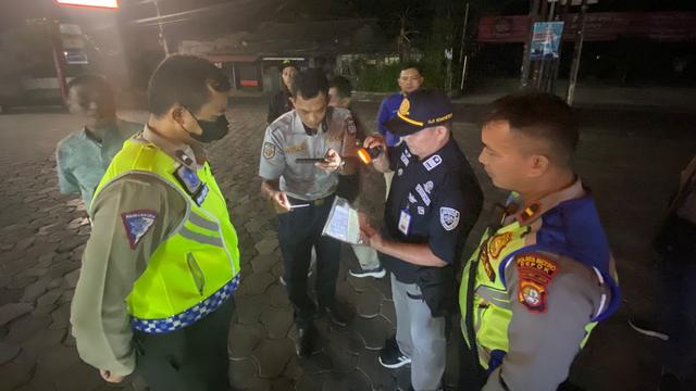 Satlantas Polres Metro Depok melakukan ramp check terhadap bus yang akan membawa rombongan siswa study tour. (Istimewa) (Istimewa)
