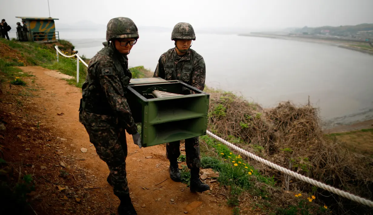 Tentara Korea Selatan memindahkan pengeras suara propaganda dekat zona demiliterisasi yang memisahkan kedua Korea di Paju, Selasa (1/5). Ini merupakan tindak lanjut dari pertemuan kedua pimpinan negara tersebut pekan lalu. (Kim Hong-Ji/Pool via AP)