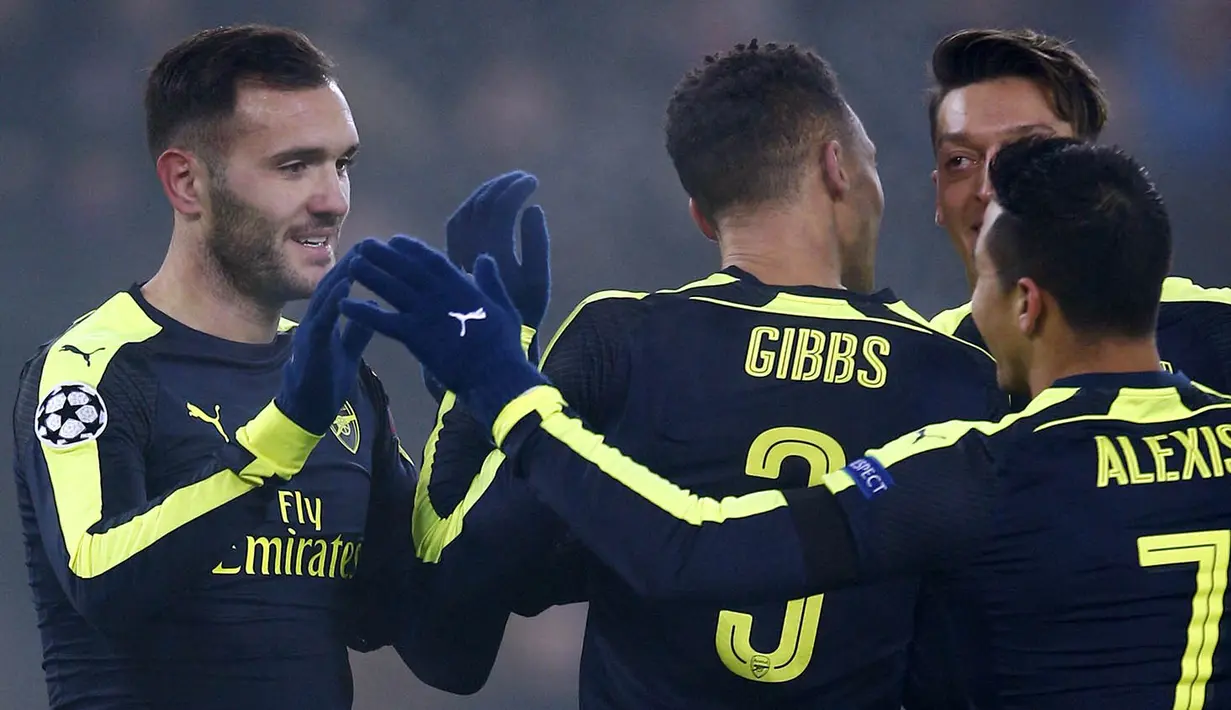 Pemain Arsenal merayakan gol yang dicetak Lucas Perez ke gawang FC Basel pada laga Liga Champions di Stadion St Jakob Park, Swiss, Kamis (7/12/2016). Arsenal menang 4-1 atas FC Basel. (Reuters/Andrew Couldridge)