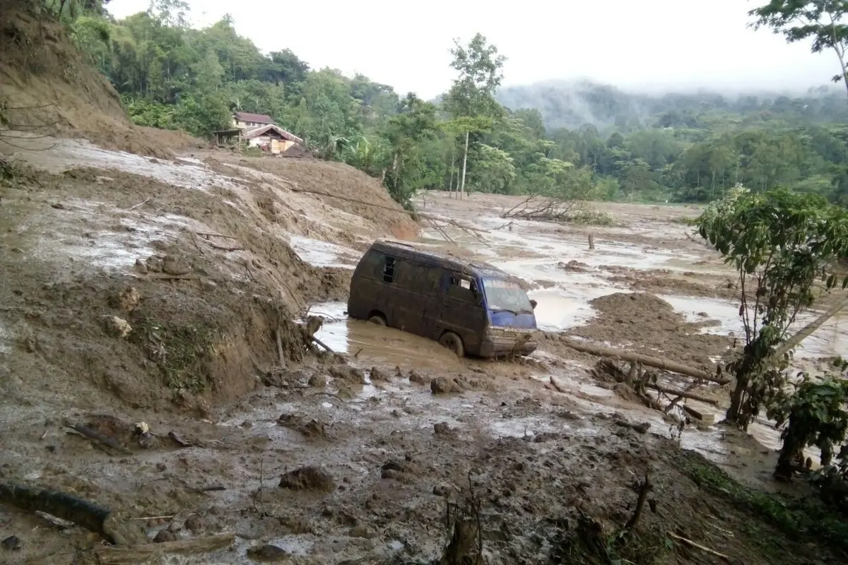Bendera Putih Tersebar di Lokasi Longsor Tana Toraja