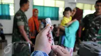 Kopassus menggelar pelaksanaan vaksinasi ulang terhadap anak para anggota TNI yang terindikasi menjadi korban vaksin palsu di Kantor Kesehatan Kopassus, Jakarta, Senin (18/7). Vaksinasi ulang ini juga atas bantuan dari RSPAD. (Liputan6.com/Helmi Afandi)