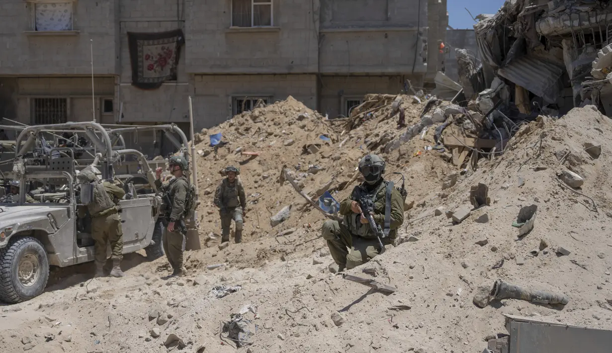 Israel telah melarang jurnalis internasional untuk memasuki Gaza secara independen sejak serangan Hamas pada 7 Oktober yang memicu perang. (AP Photo/Ohad Zwigenberg, Pool)