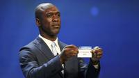 Clarence Seedorf saat menunjukkan Barcelona di drawing Liga Champions (Valery HACHE / AFP)
