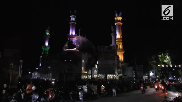 Detik detik guncangan gempa 7 Skala Richter, membuat warga masyarakat yang sedang berada di areal Masjid Pusat kota Islamic Center Mataram Nusa Tenggara Barat, Minggu malam berhamburan keluar masjid.