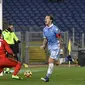 Gelandang sekaligus kapten Lazio, Lucas Biglia (kanan). (ANDREAS SOLARO / AFP)