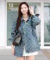Mulai dari keberangkatannya, Chae Soobin telah menggunakan head to toe Tory Burch. Saat berada di bandara Incheon menuju acara Tory Burch di Taipei ia tampil dengan gaya kasual. [Tory Burch]