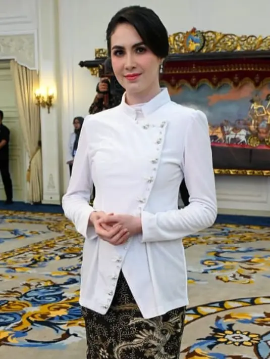 <p>Kebaya berkerah tinggi ini dipadukan inner putih. Untuk bawahan, ia memilih mengenakan kain batik coklat. [@arumibachsin_94]</p>