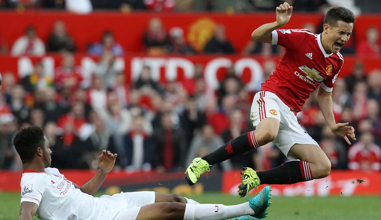 Pemain MU, Ander Herrera (kanan), dijatuhkan pemain Liverpool, Joe Gomez, di Stadion Old Trafford, Inggris. Sabtu (12/9/2015). (EPA/Lindsey Parnaby)
