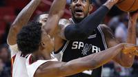 Pemain San Antonio Spurs, LaMarcus Aldridge (kanan) mencoba melewati adangan pemain Miami Heat pada laga NBA basketball game di Miami, (25/10/2017). Spurs kalahkan Heat 117-100.  (AP/Wilfredo Lee)