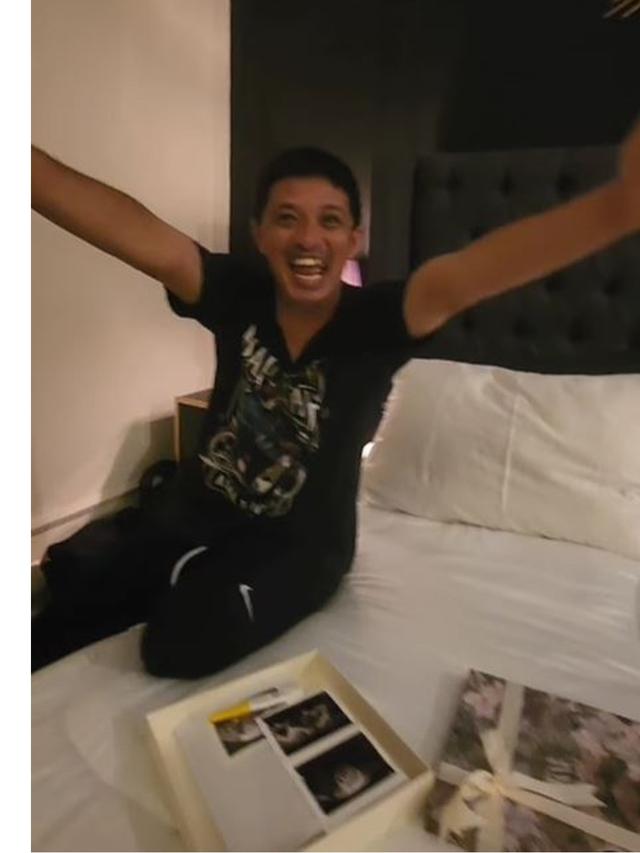 Istri Hamil Anak Kedua, Ini 6 Potret Keluarga Kecil Eza Yayang yang Harmonis