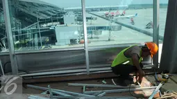 Pekerja menyelesaikan pembangunan Tower Air Traffic Controller (ATC)‎ di Terminal 3 Ultimate Bandara Soetta Tangerang, Rabu (13/7). Angkasa Pura II kebut pembangunan ATC dengan target penyelesaian tower 1 minggu mendatang. (Liputan6.com/Helmi Afandi)