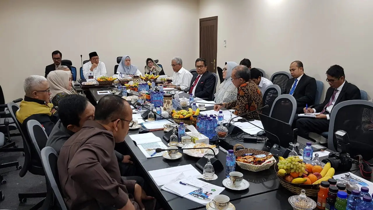 Tiga menteri yakni Menko PMK Puan Maharani bersama Menteri Agama Lukman Hakim Saifuddin dan Menteri Kesehatan Nilla F Moeloek menggelar rapat koordinasi di Wisma Haji, Makkah. Dok Kementerian Agama