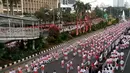 Ribuan peserta mengikuti pemecahan Guinness World Record tari Poco-poco di sepanjang Jalan MH Thamrin-Sudirman, Jakarta, Minggu (5/8). Pemecahan rekor tari Poco-poco ini dipelopori Kemenpora serta FOKBI. (Liputan6.com/Pool/Biro Pers Setpress)