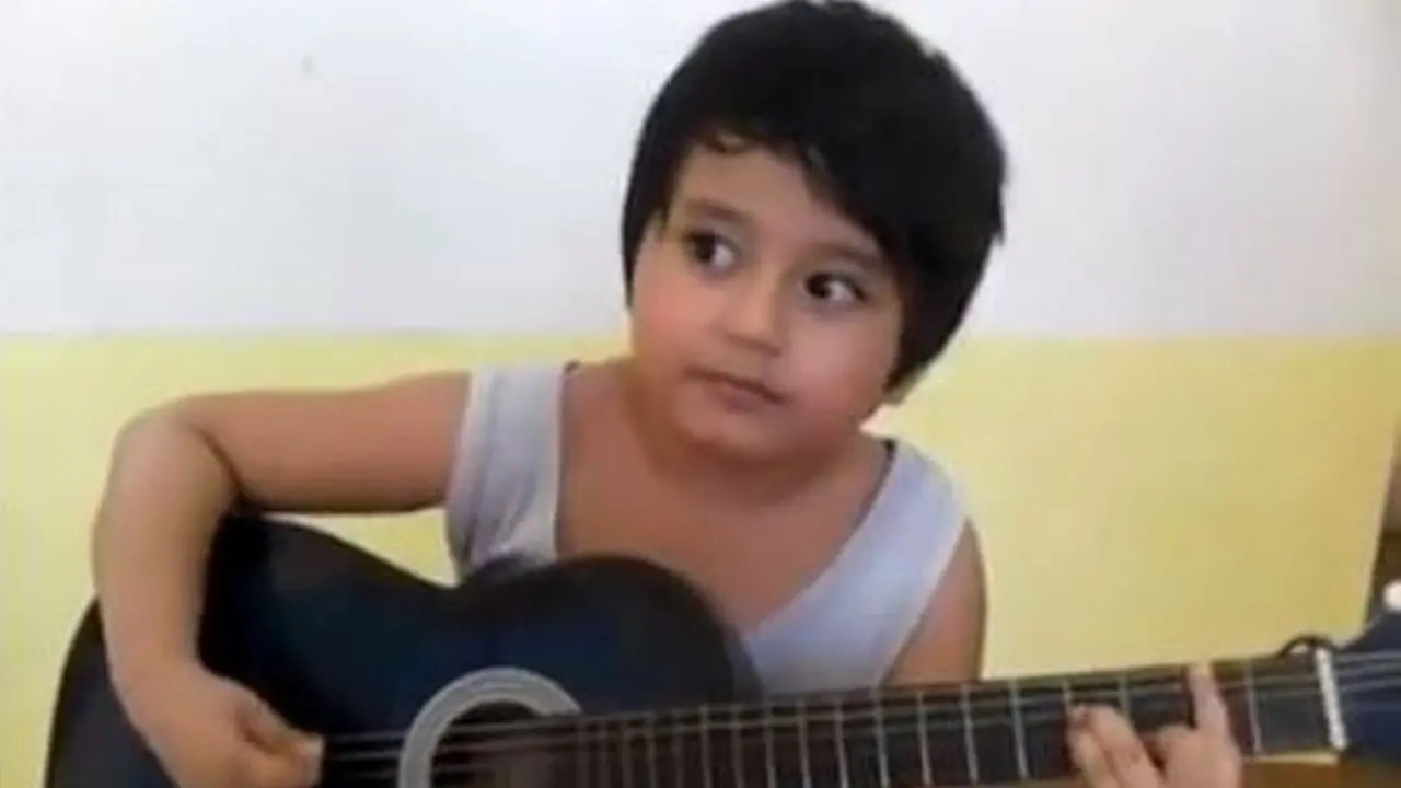 Lagu Patah Hati Jadi Ceria Saat Dinyanyikan Bocah Ini Pakai Gitar
