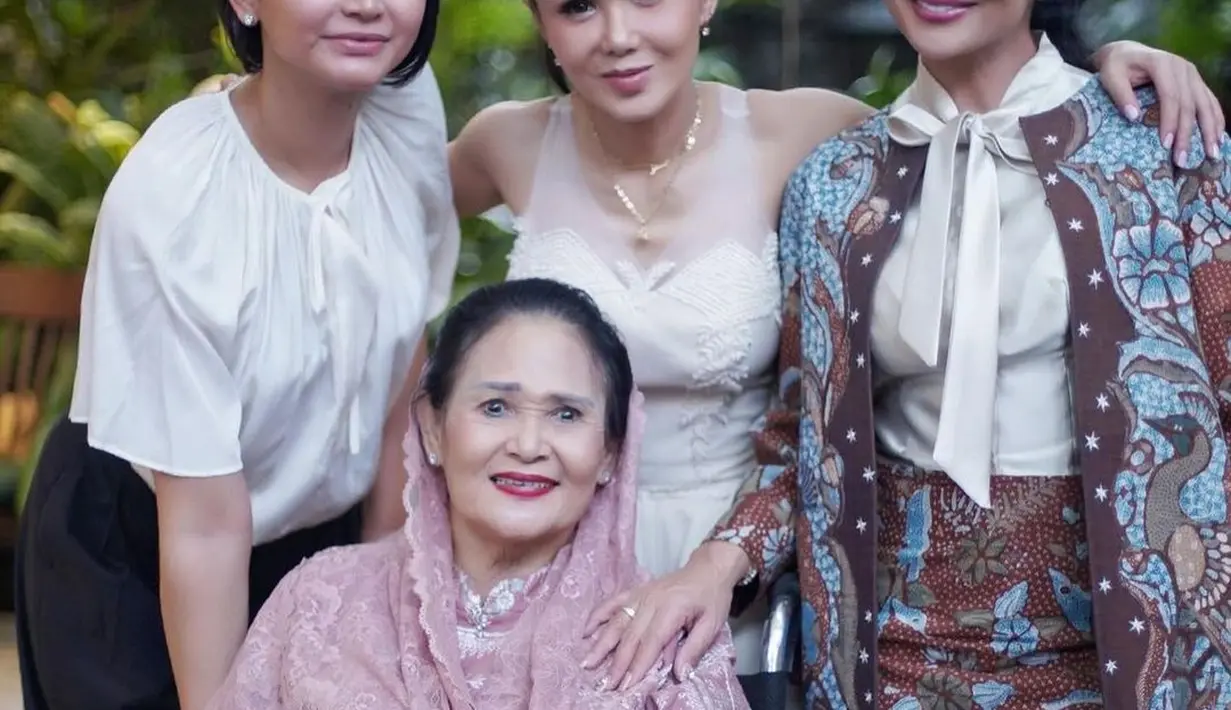 Acara perayaan ulang tahun turut dihadiri sang ibu beserta dua adiknya,  Kris Dayanti dan Kartika Sari yang tak kalah awet muda dengan dirinya.   [@yunishara36]