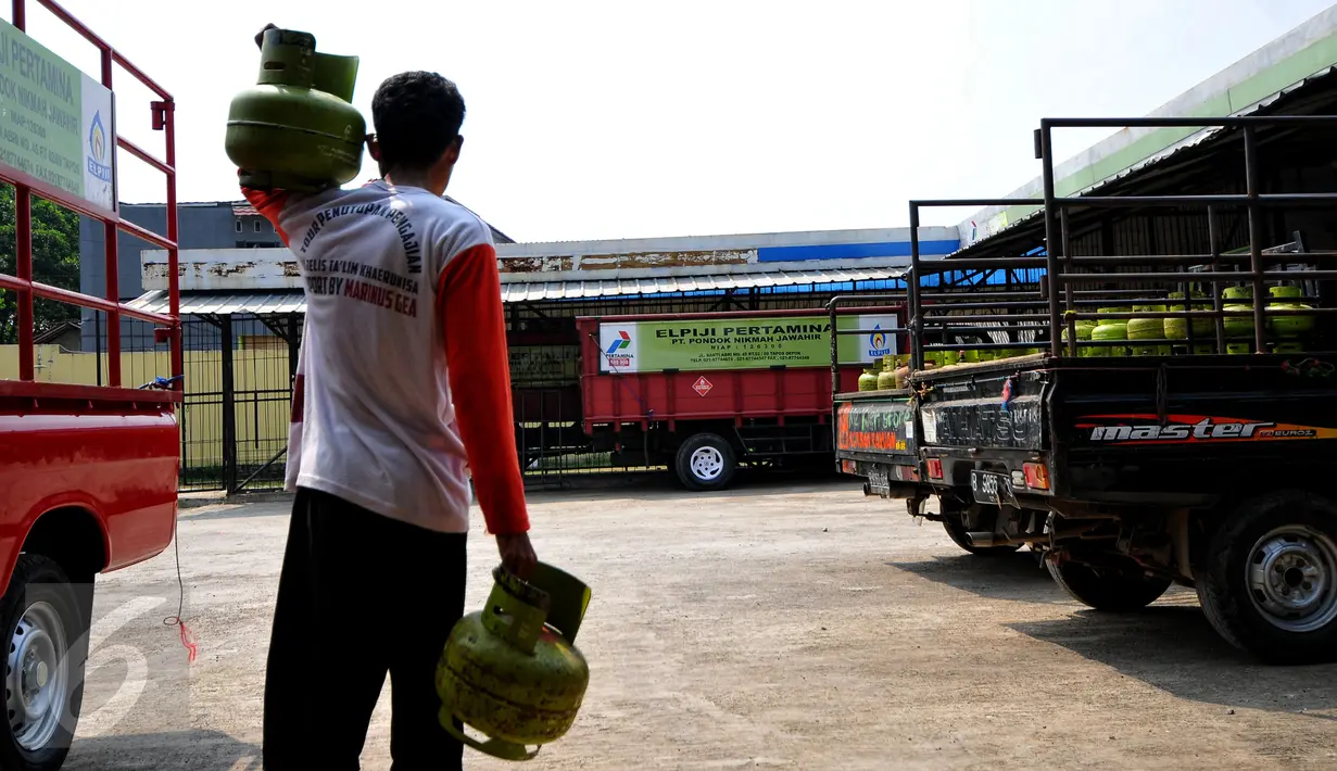 Seorang lelaki tampak membawa tabung gas elpiji ukuran 3 kg, Depok, Senin (22/6/2015). Pertamina menjamin pasokan gas elpiji aman hingga menjelang Lebaran 2015. (Liputan6.com/Yoppy Renato)