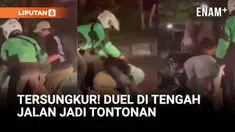 Dua pengendara sepeda motor terlibat duel satu lawan satu di Jalan Pintu Air, Cengkareng, Jakarta Barat, Senin malam. Perkelahian yang diduga dipicu aksi berkendara lawan arus ini sontak menarik perhatian para pengendara lain yang melintas di lokasi ...