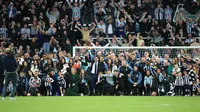 Skuad Newcastle United foto bersama setelah laga melawan Leicester City pada pekan ke-37 Premier League 2022-2023, Selasa (23/5/2023). Hasil imbang melawan Leicester membawa The Magpies lolos ke Liga Champions musim depan. (AFP/Lindsey Parnaby)