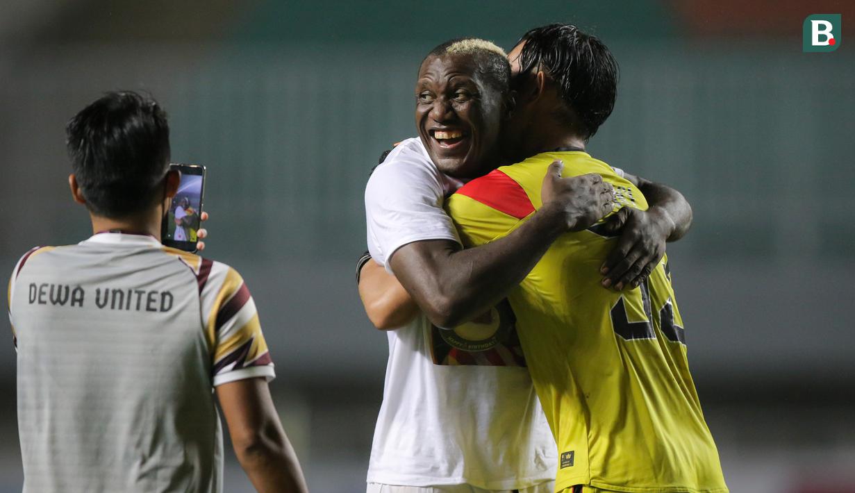 Pemain Martapura Dewa United, Herman Dzumafo (kiri) dan Rivky Mokodompit merayakan kemenangan 1-0 atas PSIM Yogyakarta dalam laga perebutan tempat ketiga Liga 2 2021 di Stadion Pakansari, Bogor, Kamis (30/12/2021). (Bola.com/Bagaskara Lazuardi)