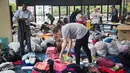 Seorang relawan memilah baju hasil donasi sebelum dibagikan kepada korban Harvey di Houston, Selasa (29/8). Puluhan badan amal terpercaya lainnya turut membantu aksi penggalangan dana untuk korban Harvey. (Marie D. De Jesus/Houston Chronicle via AP)