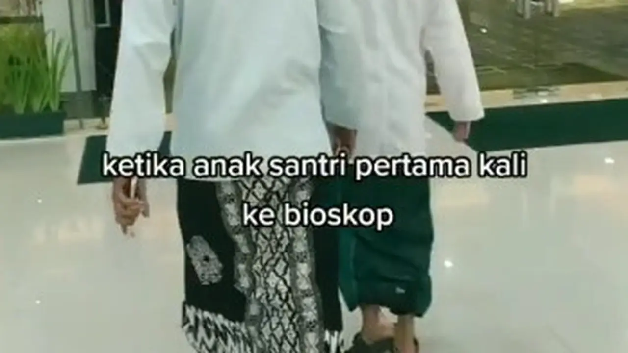 Viral Hendak Menonton Bioskop, Kedua Santri Ini Malah Melepas Sendalnya