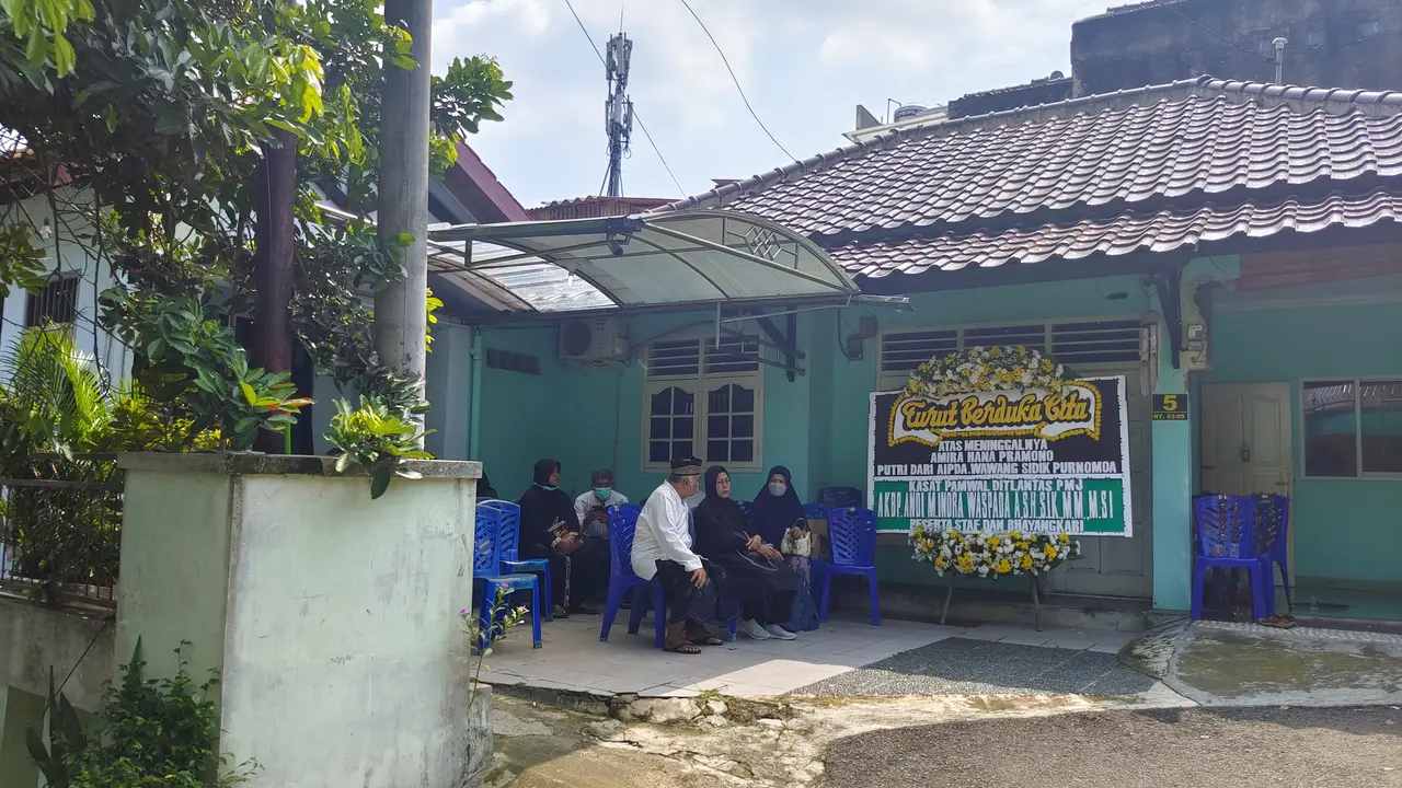 Sejumlah rekan dan sanak saudara keluarga korban saat melayat di kediaman Almarhumah Amira Hana Purnomo di Kecamatan Beji, Kota Depok.
