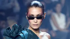 Model AS Bella Hadid berpose diatas catwalk membawakan karya Alexandre Vauthier dalam Haute Couture musim panas 2018 fashion show di Paris (23/1). (AFP Photo/Francois Guillot)