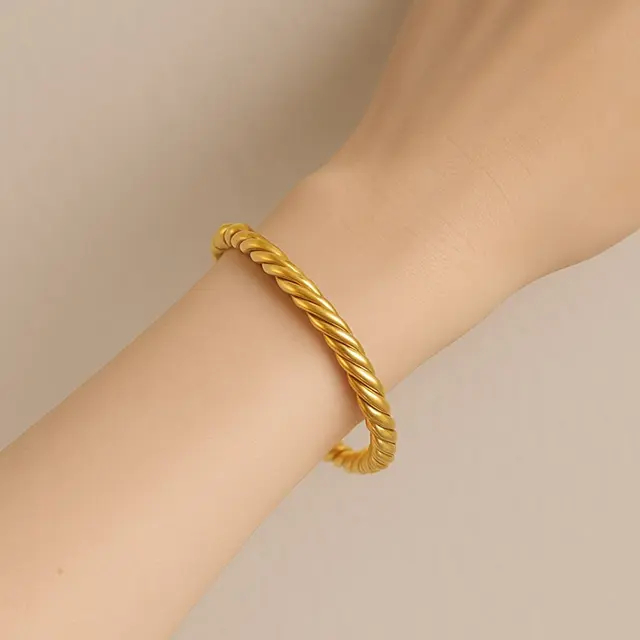 Model Gelang Emas Bangle Terbaru yang Cocok untuk Tangan Kecil