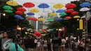 Ornamen payung menghiasi We The Fest 2016 yang digelar di Parkir Timur Senayan, Jakarta, Sabtu (13/8). Tak hanya menampilkan pertunjukan musik, We The Fest juga menyuguhkan tempat-tempat belanja dan workshop seni. (Liputan6.com/Herman Zakharia)